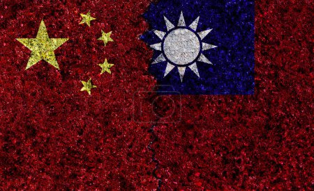 Téléchargez les photos : Chine et Taiwan ont peint des drapeaux sur le mur avec du crack. Conflit Chine-Taiwan. Chine vs Taiwan - en image libre de droit