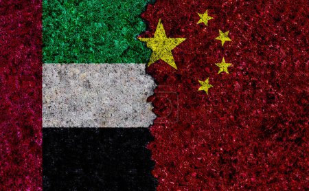 Téléchargez les photos : Drapeaux de Chine et des Émirats arabes unis sur le mur avec une texture grunge. Conflit Chine-EAU. Chine vs EAU - en image libre de droit
