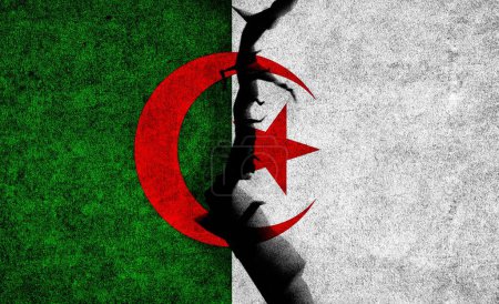 Algerien-Fahne an rissiger Wand. Algerien-Krise, politische Spaltung, Konflikte.