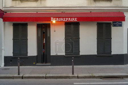 Photo for 03/03/2023 - devanture ancienne typique de Paris , modle de boutique vintage pour designer , vieille faade commerciale de ville Franaise - Royalty Free Image