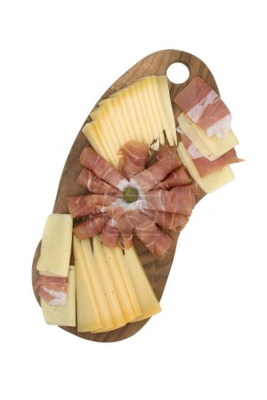 Téléchargez les photos : Jambon de prosciutto, fromage et olive sur assiette en bois isolée sur fond blanc. - en image libre de droit
