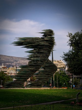Téléchargez les photos : La sculpture Runner en verre, œuvre de Costas Varotsos. Athènes, Grèce - en image libre de droit