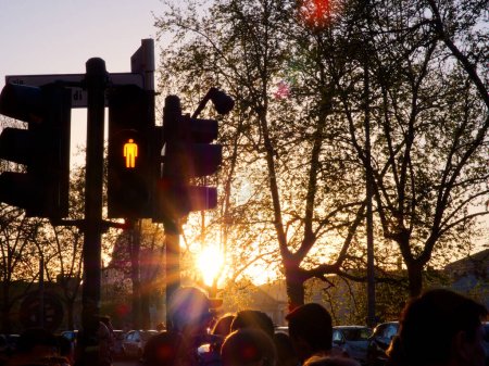 Foto de Semáforo peatonal rojo contra espectaculares rayos de sol. Roma, Italia - Imagen libre de derechos