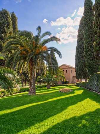 Téléchargez les photos : Chalet maison jardin à la campagne, Rome, Italie. Photo de haute qualité - en image libre de droit