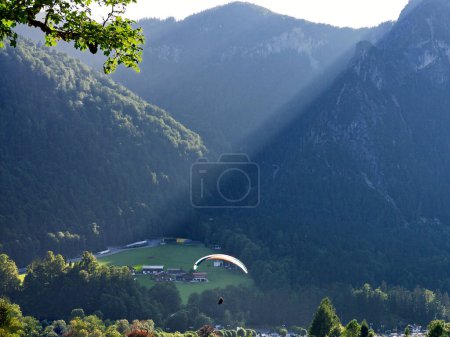 Téléchargez les photos : Paysage des Alpes bavaroises avec parapente en vue près du lac Konigssee en Bavière, Allemagne - en image libre de droit