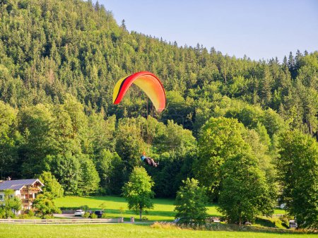 Téléchargez les photos : Paysage des Alpes bavaroises avec parapente en vue près du lac Konigssee en Bavière, Allemagne - en image libre de droit