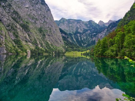 Téléchargez les photos : Vue du lac Obersee dans le parc national de Berchtesgaden avec des reflets, Bavière, Allemagne - en image libre de droit
