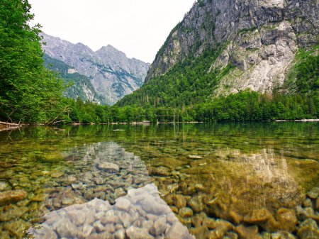 Téléchargez les photos : Vue sur le lac avec des eaux cristallines du lac Obersee dans le parc national de Berchtesgaden, Bavière, Allemagne - en image libre de droit