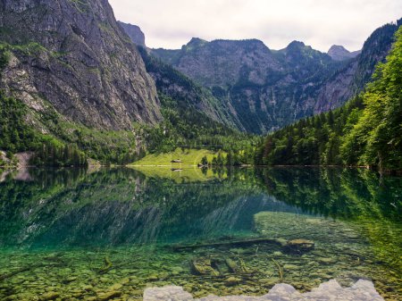 Téléchargez les photos : Vue du lac Obersee dans le parc national de Berchtesgaden avec des reflets, Bavière, Allemagne - en image libre de droit