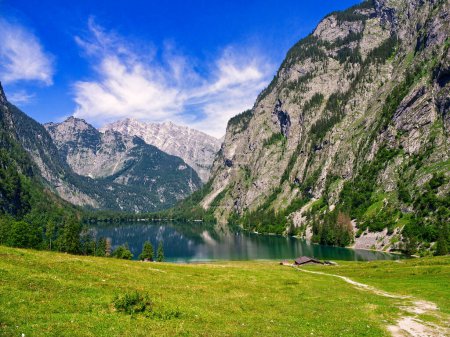 Téléchargez les photos : Majestueuse vue panoramique sur le lac d'Obersee avec sentier à l'avant dans le parc national de Berchtesgaden, Bavière, Allemagne - en image libre de droit