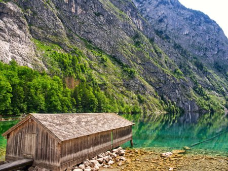 Téléchargez les photos : Chalet dans les eaux calmes du lac. Obersee dans le parc national de Berchtesgaden, Bavière, Allemagne - en image libre de droit