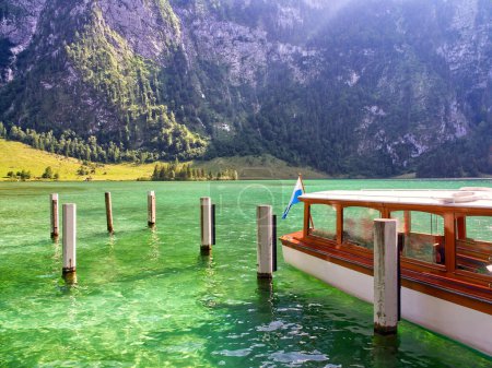 Téléchargez les photos : Bateau touristique flottant au-dessus des eaux propres du lac Konigssee. Bavière, Allemagne - en image libre de droit