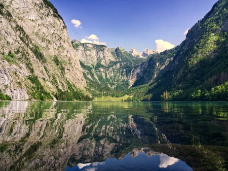 Téléchargez les photos : Vue sur le lac Obersee dans le parc national de Berchtesgaden. Les montagnes se reflètent dans le lac. Bavière, Allemagne - en image libre de droit