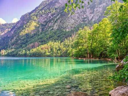 Téléchargez les photos : Vue du lac d'Obersee reflétant les montagnes alpines dans le parc national de Berchtesgaden, Bavière, Allemagne - en image libre de droit