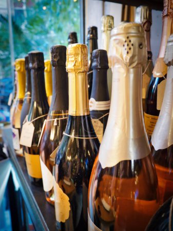 Téléchargez les photos : Bouteilles de champagne en gros plan. Photo de haute qualité - en image libre de droit