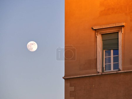Téléchargez les photos : Fragment de construction avec lune montante divisée en deux. Photo de haute qualité - en image libre de droit