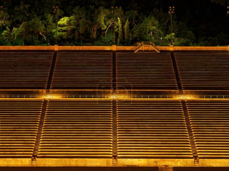 Leere Sitzreihen vergrößerten den Blick während eines abendlichen Besuchs im Panathenaic Stadium von Athen, Griechenland 