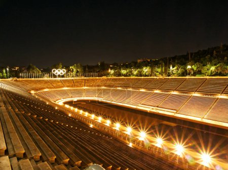 Vue en angle élevé du stade panathénaïque d'Athènes lors d'une visite nocturne éclairée par des lumières. Grèce 