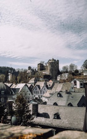 Foto de Tradicionales casas medievales con entramado de madera de Monschau, Alemania. Foto de alta calidad - Imagen libre de derechos