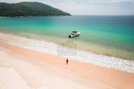Große Insel Ilha Grande Abraao Strand in Angra dos Reis, Rio de Janeiro, Brasilien. Hochwertige Foto tropischen Strand heißes Klima schönes Wetter Drohne Foto