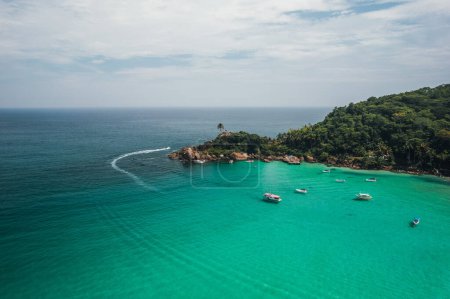 Téléchargez les photos : Grande île Ilha Grande aventureiro plage Angra dos Reis, Rio de Janeiro, Brésil. Photo de haute qualité. Visite complète de l'île Images de drones Vue aérienne - en image libre de droit