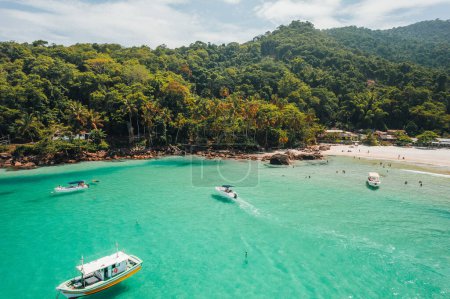Foto de Isla grande Ilha Grande aventureiro playa Angra dos Reis, Río de Janeiro, Brasil. Foto de alta calidad. Tour completo por la isla Imágenes de drones vista aérea - Imagen libre de derechos
