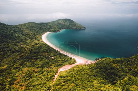 Téléchargez les photos : Grande île Ilha Grande Abraao plage à Angra dos Reis, Rio de Janeiro, Brésil. Haute qualité photo plage tropicale climat chaud beau temps drone photo - en image libre de droit