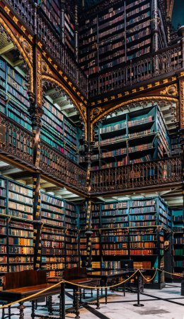 Téléchargez les photos : Cabinet royal portugais de lecture - Real Gabinete Portugues de Leitura - La plus belle bibliothèque du monde au Brésil. Photo de haute qualité - en image libre de droit