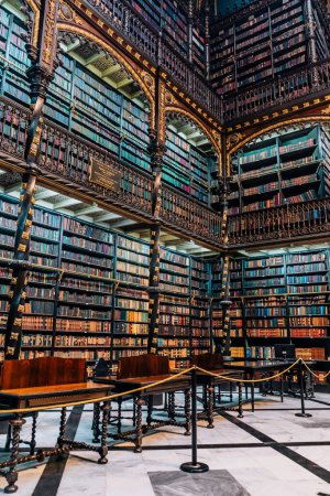 Téléchargez les photos : Cabinet royal portugais de lecture - Real Gabinete Portugues de Leitura - La plus belle bibliothèque du monde au Brésil. Photo de haute qualité - en image libre de droit