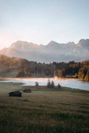 Téléchargez les photos : Foggy Sunrise à Geroldsee, également Wagenbruchsee, Bavière, Allemagne, Europe. Photo de haute qualité - en image libre de droit