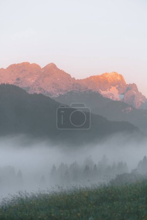 Foto de Vista de la mañana de Zugspitze en un amanecer brumoso en Geroldsee, Baviera Alemania. Foto de alta calidad - Imagen libre de derechos