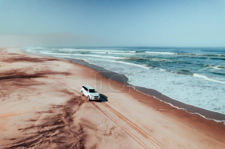 Foto de Viaje offroad en la playa de Namibia en Zeila Shipwreck en Skeleton Coast. Foto de alta calidad - Imagen libre de derechos