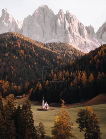 Téléchargez les photos : Beau cliché de l'église Chiesetta di San Giovanni à Ranui Dolomites Italie. Photo de haute qualité - en image libre de droit