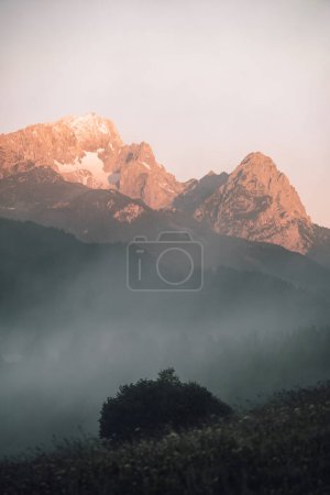 Foto de Vista de la mañana de Zugspitze en un amanecer brumoso en Geroldsee, Baviera Alemania. Foto de alta calidad - Imagen libre de derechos