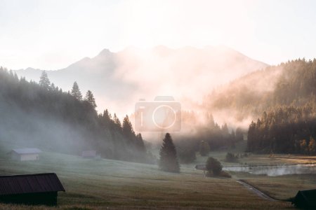 Foto de Foggy Sunrise en Geroldsee, también Wagenbruchsee, Baviera, Alemania, Europa. Foto de alta calidad - Imagen libre de derechos