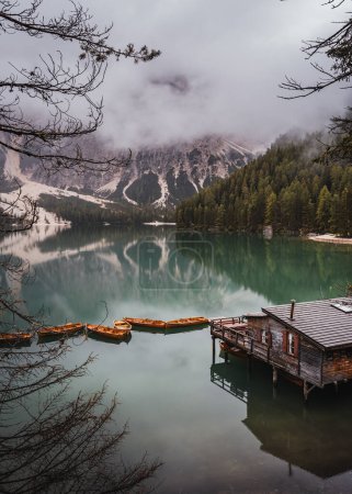 Foto de Mañana lluviosa y nublada en el famoso Lago di Braies, Pragser Wildsee, Dolomitas, Italia. Foto de alta calidad - Imagen libre de derechos