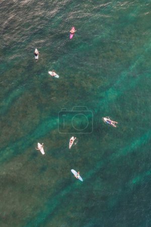 Foto de Foto aérea de surfistas en Balangan Beach al atardecer, Bali, Pecatu, Uluwatu, Indonesia. Foto de alta calidad - Imagen libre de derechos