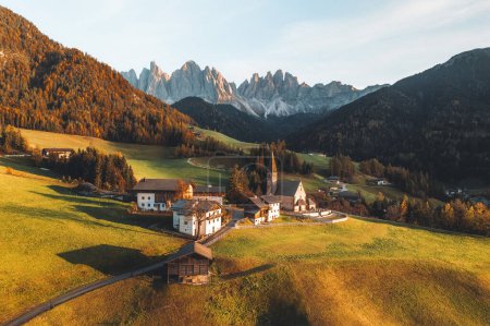 Téléchargez les photos : Photo de drone de l'église et du village de Santa Maddalena Magdalena Dolomites Italie. Photo de haute qualité - en image libre de droit