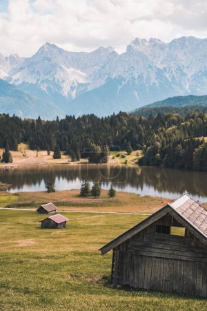 Foto de Lago Geroldsee, también Wagenbruchsee, Con cabañas Baviera, Alemania, Europa. Foto de alta calidad - Imagen libre de derechos