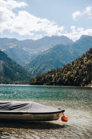 Foto de Barcos en el lago Plansee, lago de montaña en Austria cerca de Alemania, Alpes bávaros. Foto de alta calidad - Imagen libre de derechos