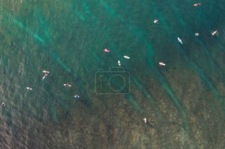 Foto de Foto aérea de surfistas en Balangan Beach al atardecer, Bali, Pecatu, Uluwatu, Indonesia. Foto de alta calidad - Imagen libre de derechos