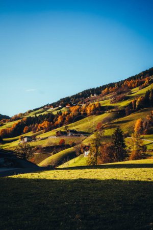 Téléchargez les photos : Maisons sur une montagne pendant le coucher du soleil à l'automne Santa Magdalena Dolomites Tyrol Italie. Photo de haute qualité - en image libre de droit