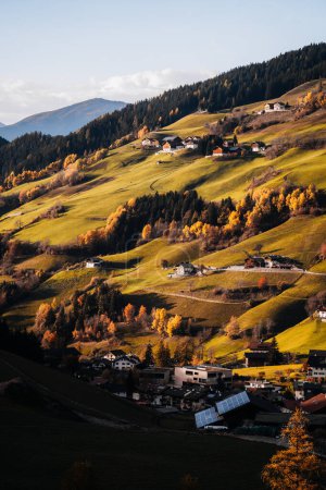 Téléchargez les photos : Maisons sur une montagne pendant le coucher du soleil à l'automne Santa Magdalena Dolomites Tyrol Italie. Photo de haute qualité - en image libre de droit