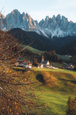 Téléchargez les photos : Beau paysage de l'église de Santa Maddalena Magdalena Dolomites Italie. Photo de haute qualité - en image libre de droit
