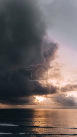 Foto de Nubes oscuras y lluvia Dreamland Beach, Sunset, Bali, Pecatu, Uluwatu, Indonesia. Foto de alta calidad - Imagen libre de derechos