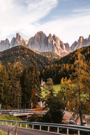 Téléchargez les photos : Route menant à l'église Chiesetta di San Giovanni à Ranui, automne dans les Dolomites Italie. Photo de haute qualité - en image libre de droit