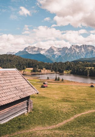 Foto de Lago Geroldsee, también Wagenbruchsee, Con cabañas Baviera, Alemania, Europa. Foto de alta calidad - Imagen libre de derechos