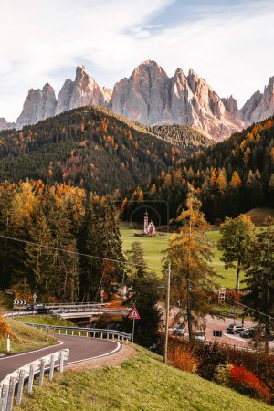 Téléchargez les photos : Route menant à l'église Chiesetta di San Giovanni à Ranui, automne dans les Dolomites Italie. Photo de haute qualité - en image libre de droit