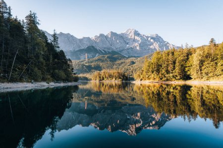 Téléchargez les photos : Photo du matin du lac Eibsee Mountain, Garmisch Partenkirchen, Bavière, Allemagne. Photo de haute qualité - en image libre de droit