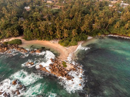 Téléchargez les photos : Photo Aérienne Du Coucher Du Soleil De Secret Beach près de Mirissa dans Le Sud Du Sri Lanka. Photo de haute qualité - en image libre de droit
